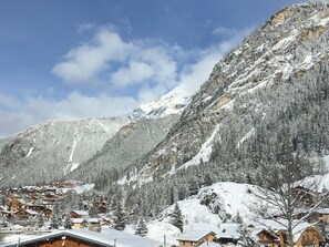 Una località montana con cabine di legno e pendii innevati.