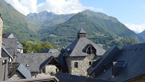 A mountain village with stone buildings and a view of the surrounding mountains. - Duplex T4 for 7 with terrace and parking in Esquièze-Sère (Esquièze-Sère)