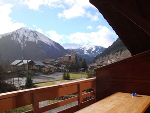 Outdoor dining - Loft studio in Champagny, 4 pax, south-facing balcony (Champagny-en-Vanoise)
