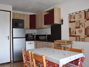 Kühlschrank, Geschirrspüler, Wasserkocher mit Kaffee-/Teezubehör