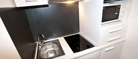 Studio Apartment | Private kitchen | Stovetop, paper towels