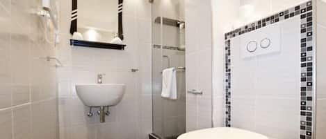 Studio Apartment | Salle de bain | Douche, articles de toilette (gratuits), séchoir à cheveux