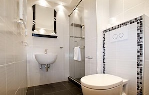 Studio Apartment | Bathroom