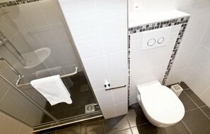 Studio Apartment | Badeværelse | Bruser, gratis toiletartikler, hårtørrer, håndklæder