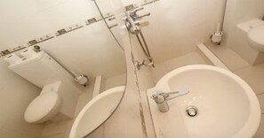 Apartament | Bany | Dutxa, articles de tocador gratuïts i tovalloles 