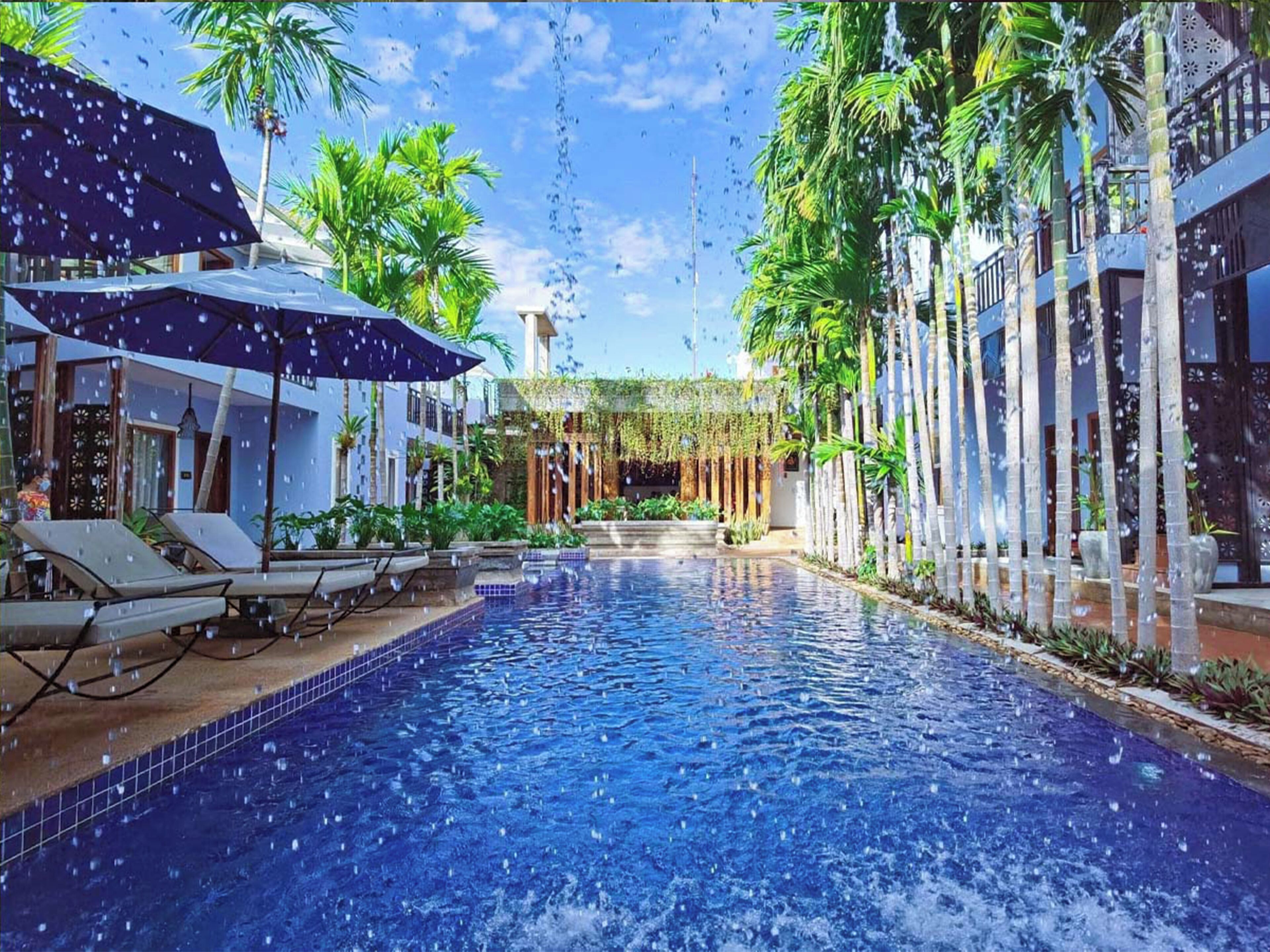 Outdoor pool, pool umbrellas, sun loungers