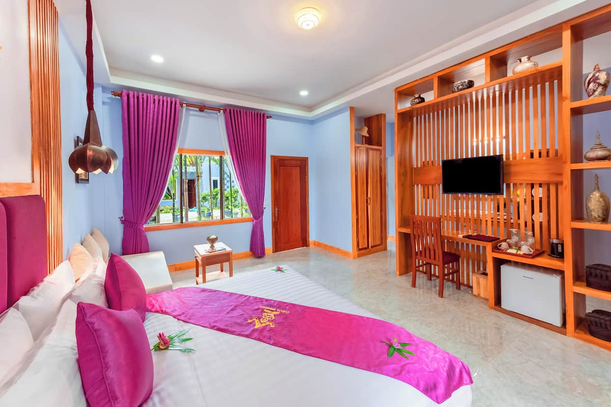 Premier Deluxe Double with Pool View | Garden view