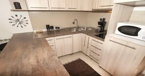 อพาร์ทเมนท์ | ครัวส่วนตัว | ตู้เย็น, ไมโครเวฟ, เตาประกอบอาหาร, กาต้มน้ำไฟฟ้า