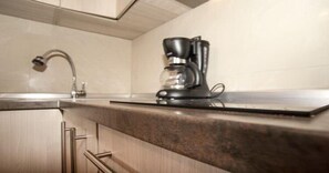 Appartement | Cuisine privée | Réfrigérateur, micro-ondes, plaque de cuisson, bouilloire électrique