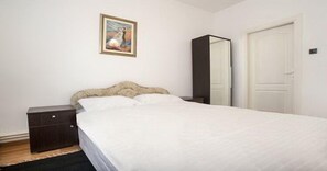 อพาร์ทเมนท์ | โต๊ะทำงาน, พื้นที่ทำงานแบบใช้แล็ปท็อป, เตารีด/โต๊ะรีดผ้า