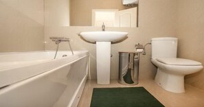 Departamento | Baño | Tina, amenidades de baño gratuitas, secadora de cabello, toallas 