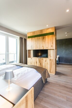 Suite | Hypo-allergenic bedding, in-room safe, desk, soundproofing - monte mare HOTEL Andernach (Andernach)