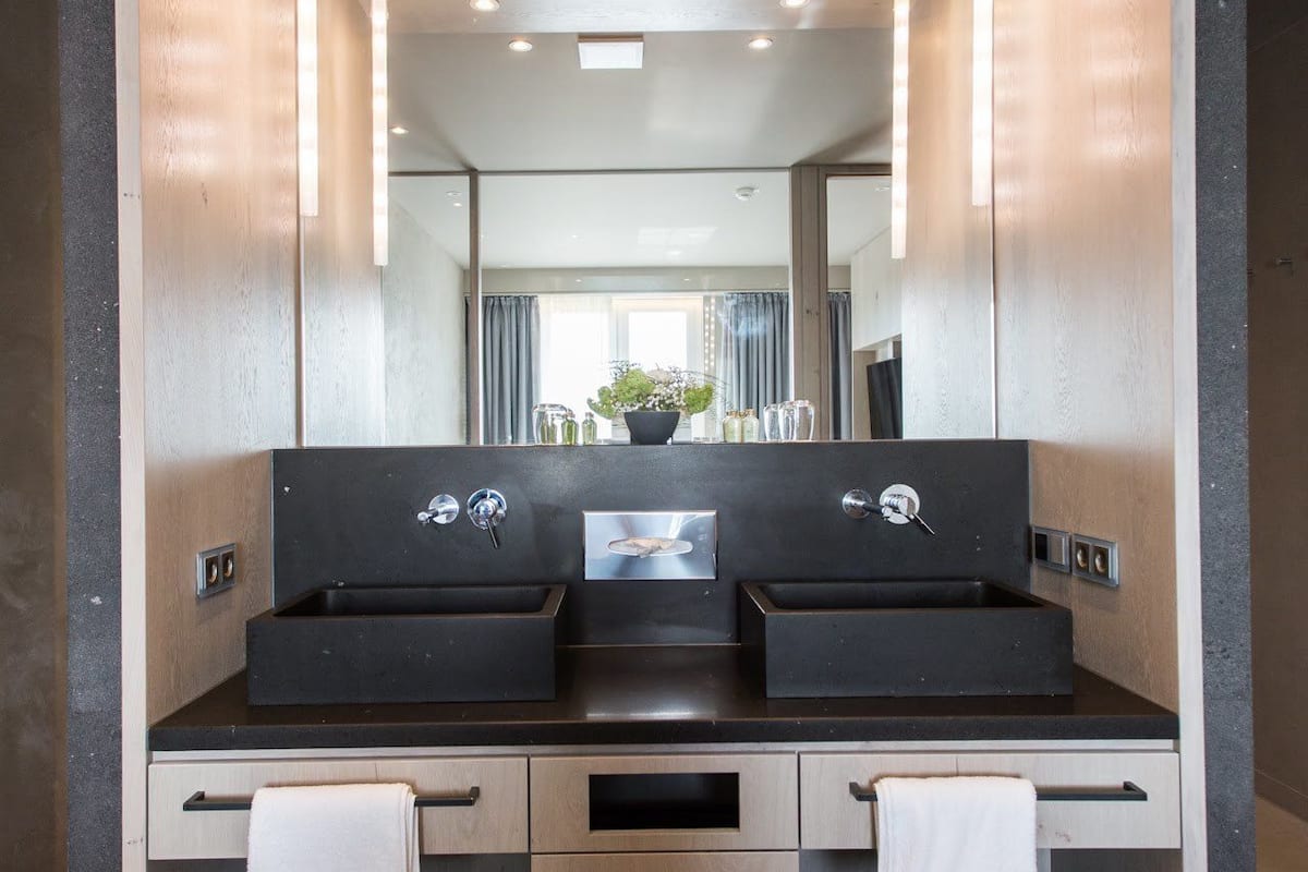 double room | bathroom | towels