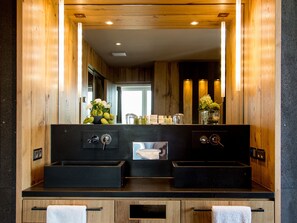 Suite | Bathroom