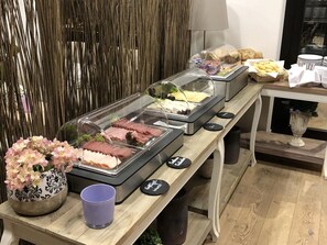 Her gün açık büfe kahvaltı (kişi başı 16.50 EUR)