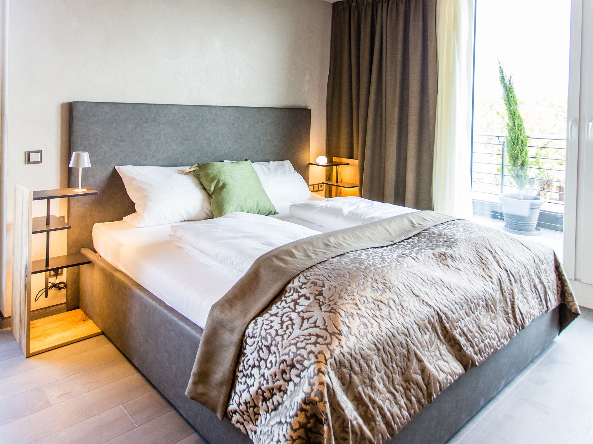 Suíte | Roupas de cama antialérgicas, cofres nos quartos, escrivaninha