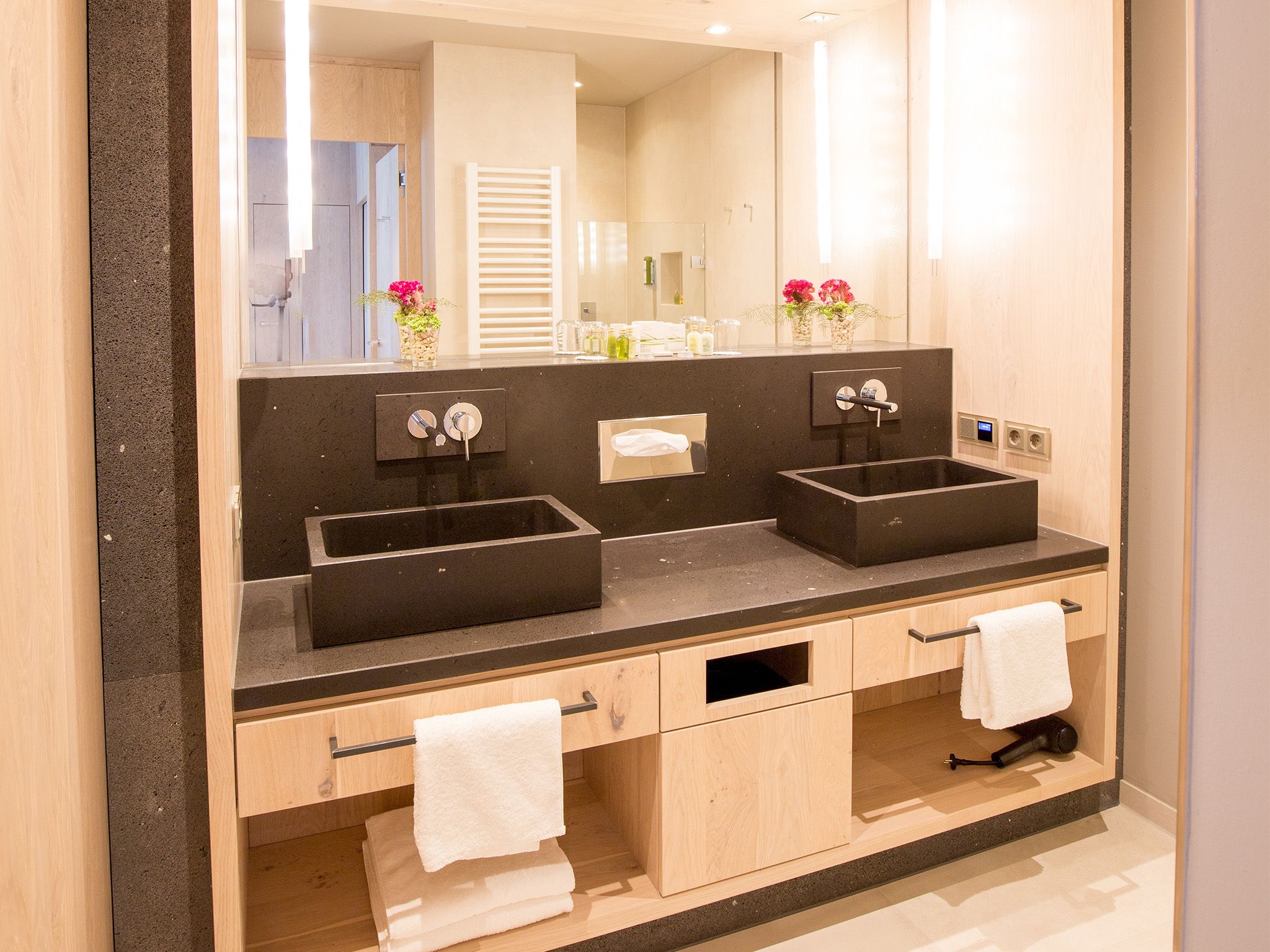 suite | bathroom | towels