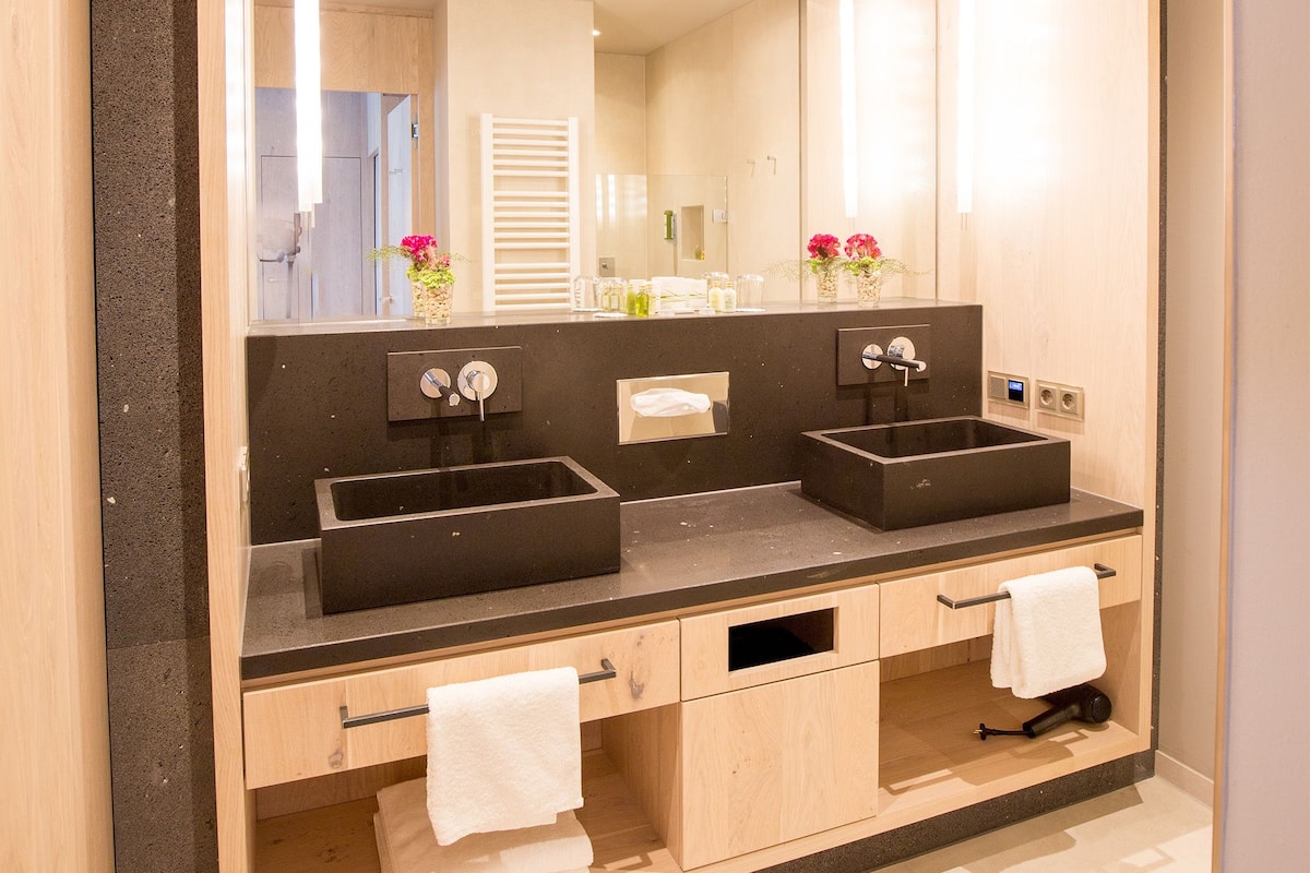 suite | bathroom | towels