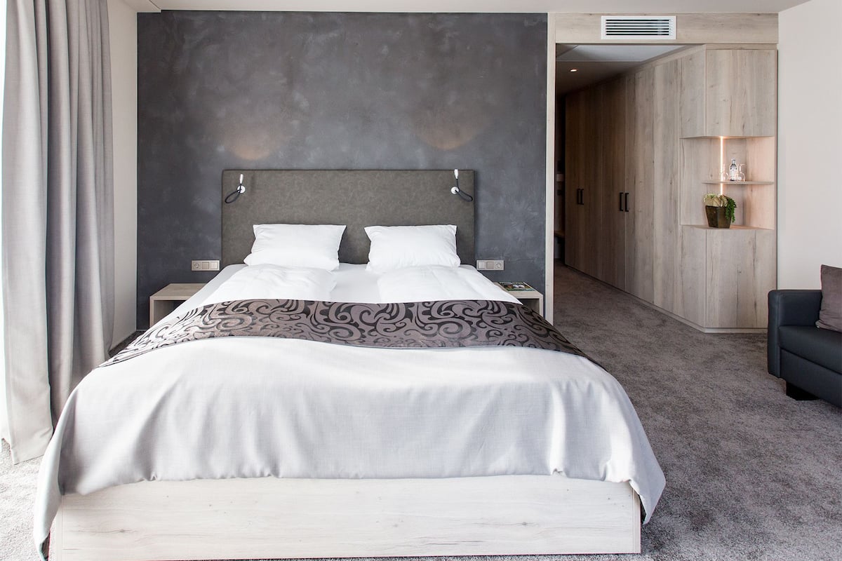 Doppia Deluxe | Biancheria da letto ipoallergenica, cassaforte in camera, una scrivania