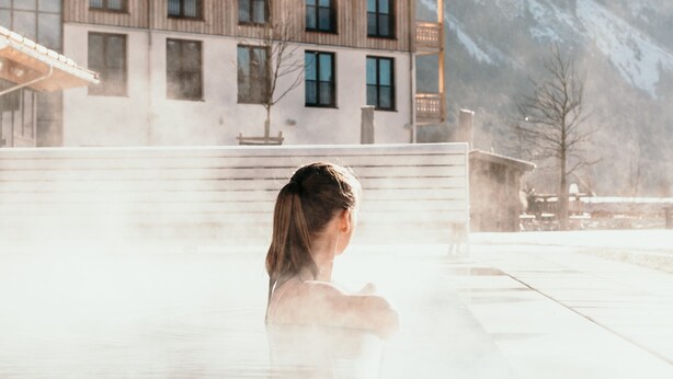 A spa area with a wooden building in the background and a mountainous landscape. - aja Ruhpolding (Ruhpolding)