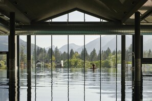 Piscine couverte, piscine extérieure, chaises longues