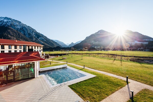 من حمّامات السباحة المغطاة، حمّام سباحة خارجي، مقاعد للتشمس