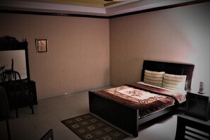 In-room safe, free WiFi - High Trees Inn (Islamabad)