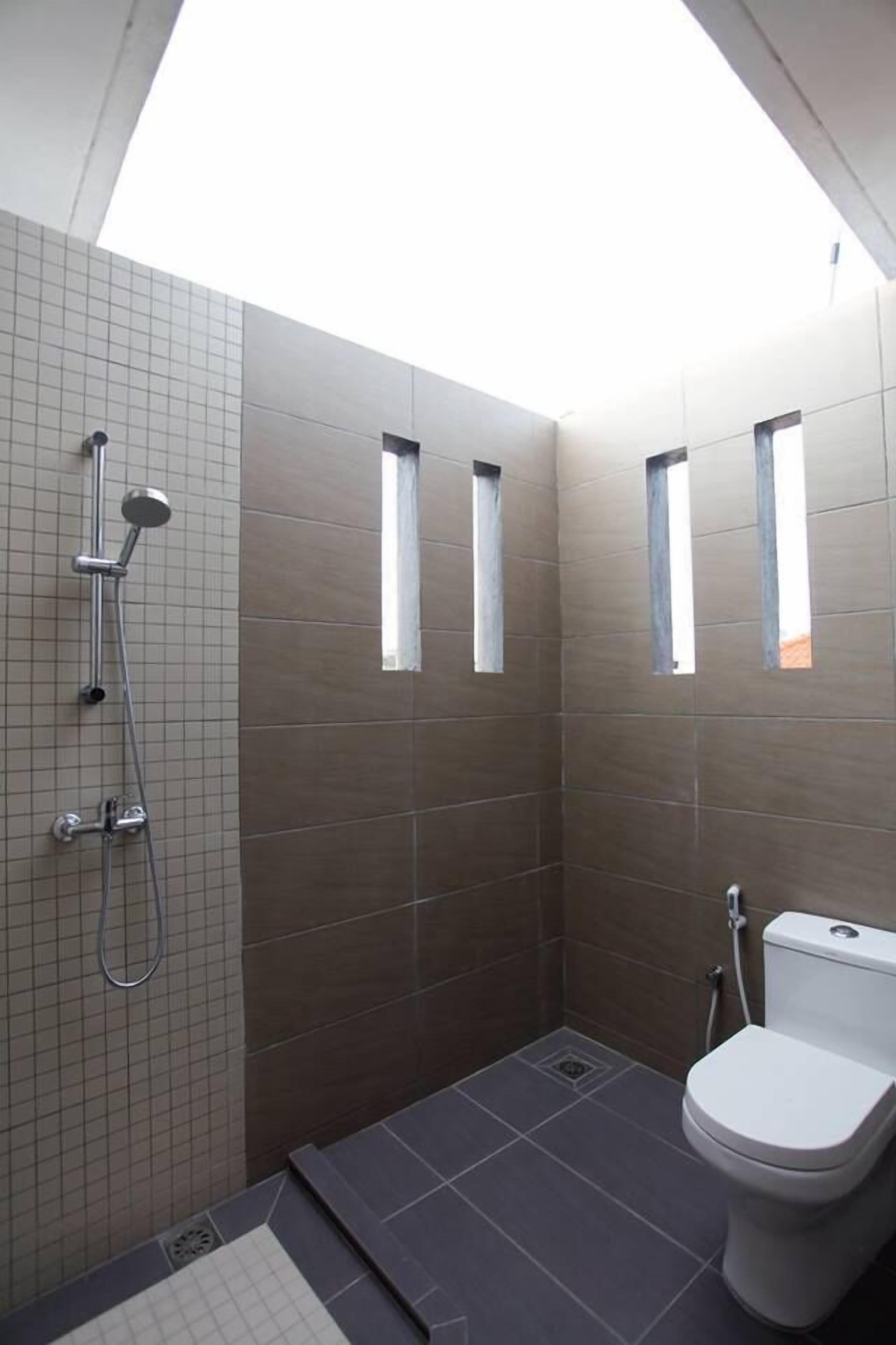 Family Suite | Bathroom | Shower, free toiletries, towels, soap