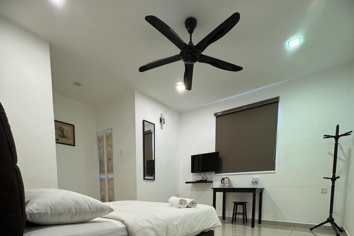 Deluxe Queen Room | Escritorio, tabla de planchar con plancha, wifi gratis y ropa de cama