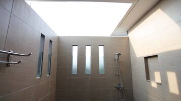 Family Suite | Shower kamar mandi