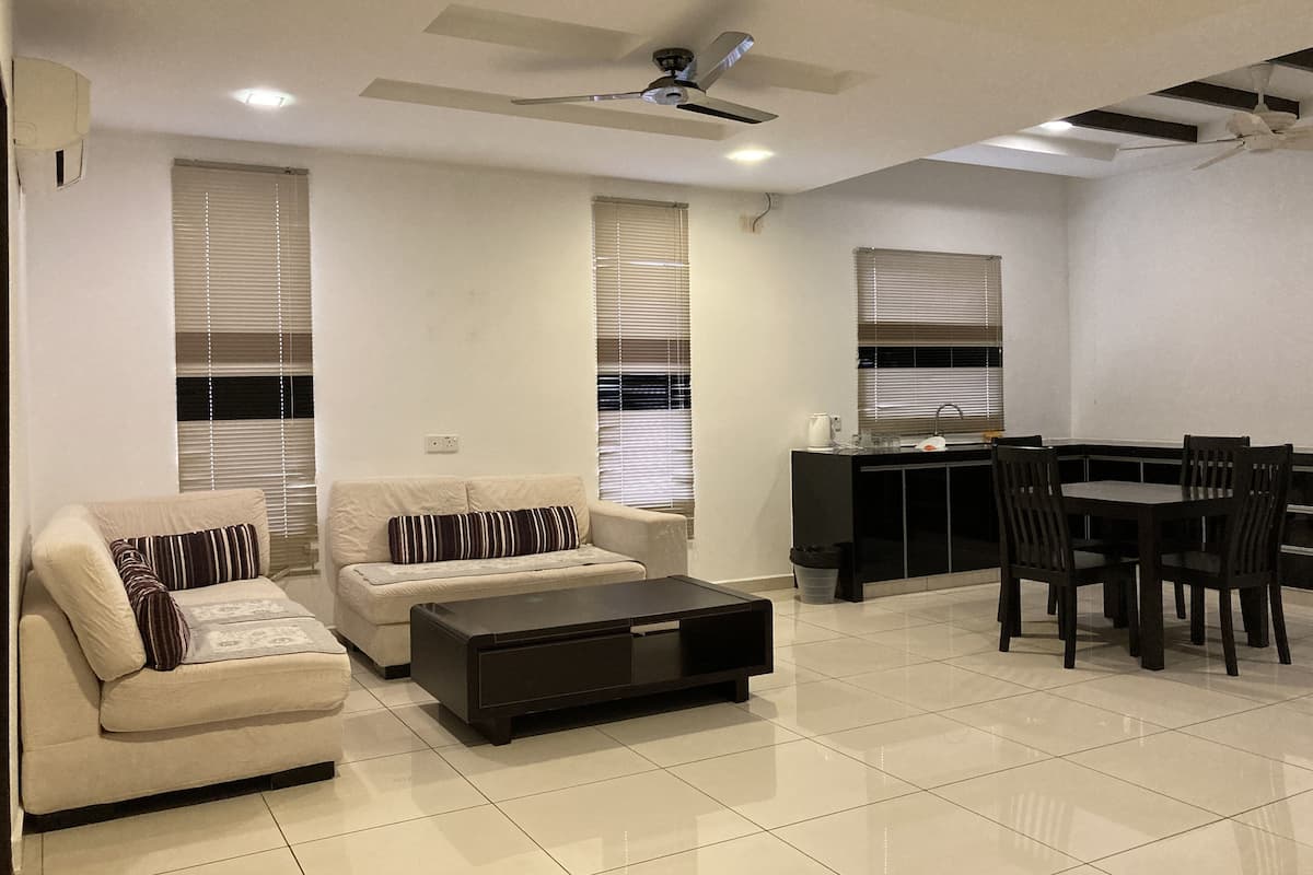 Family Suite | Escritorio, tabla de planchar con plancha, wifi gratis y ropa de cama