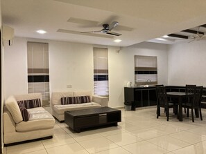 Family Suite | Escritorio, tabla de planchar con plancha, wifi gratis y ropa de cama