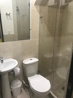 Shower, towels - Hotel Aroma Cafetera (Circasia)