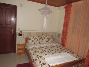 Individueel gedecoreerd, individueel gemeubileerd, een bureau