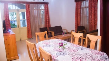 Apartament estàndard, 3 dormitoris, vistes al llac | Sala d'estar