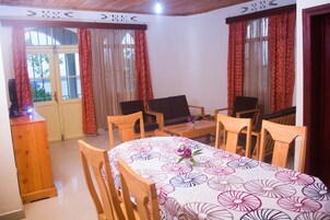 Apartamento standard, 3 quartos, vista para o lago | Área de estar