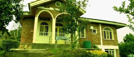 Familjelägenhet | Individuell inredning, unika möbler, skrivbord och strykjärn/strykbräda