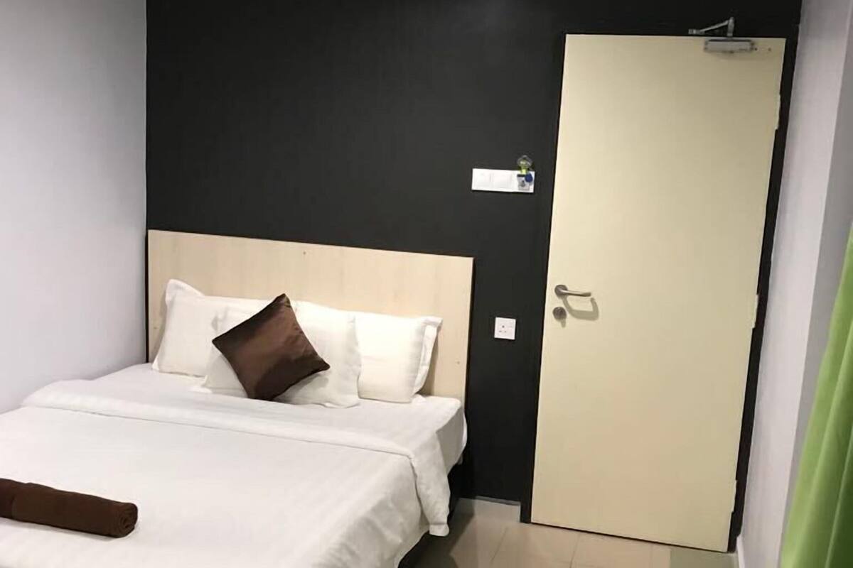 In-room safe, desk, iron/ironing board, free WiFi