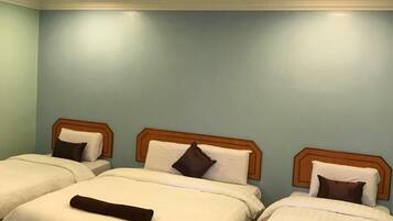 Suite familiar, varias camas, para no fumadores | Caja de seguridad en la habitación y escritorio