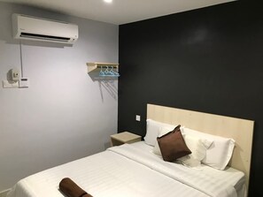 Deluxe Double Room, 1 Queen Bed | Living room | LED TV - Seri Kangsar KK Hotel (Kuala Kangsar)