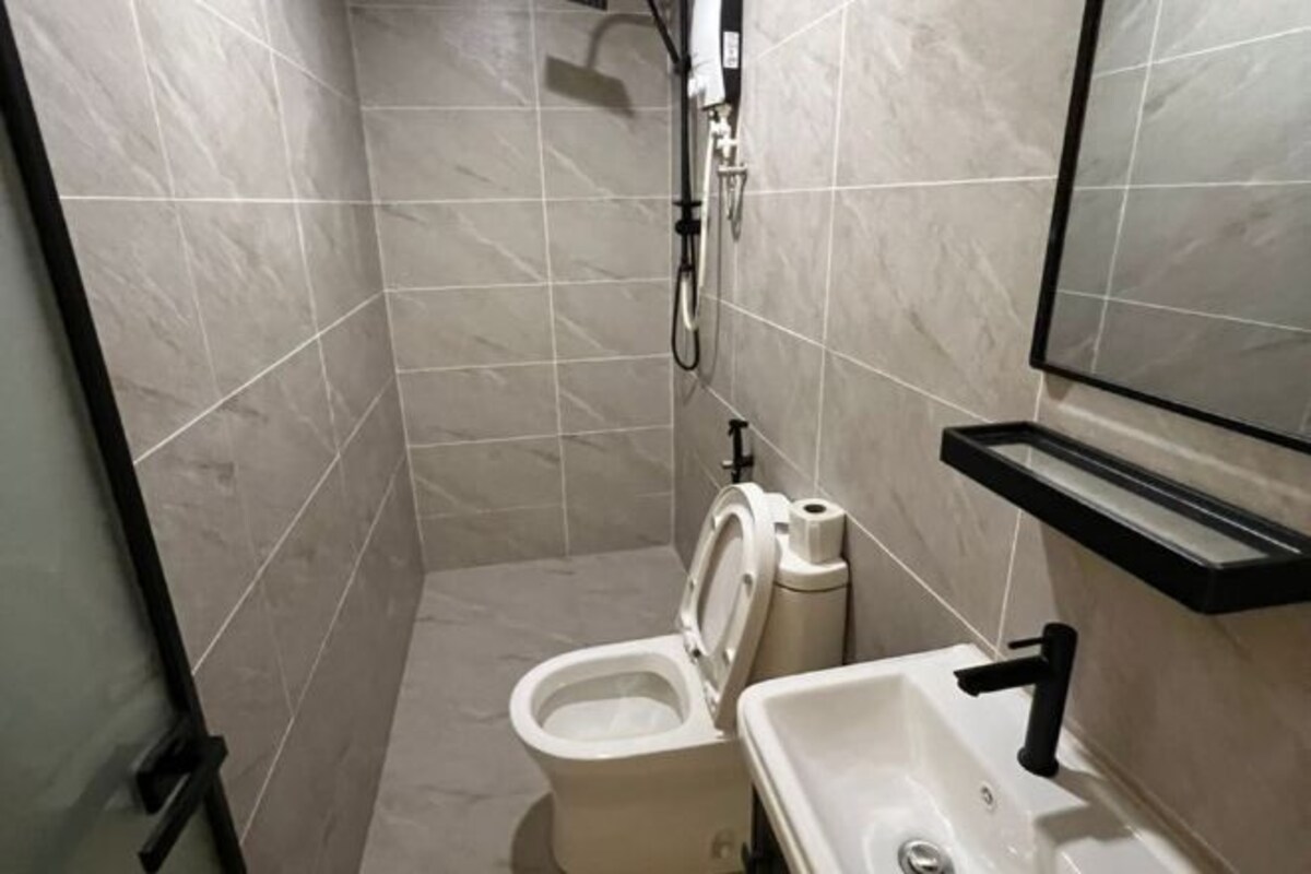 Un baño pequeño y moderno con inodoro, lavabo y espejo.