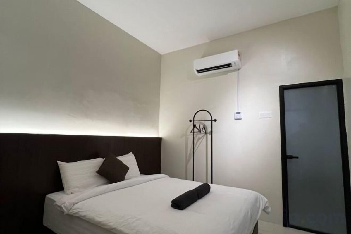 In-room safe, desk, iron/ironing board, WiFi (free)