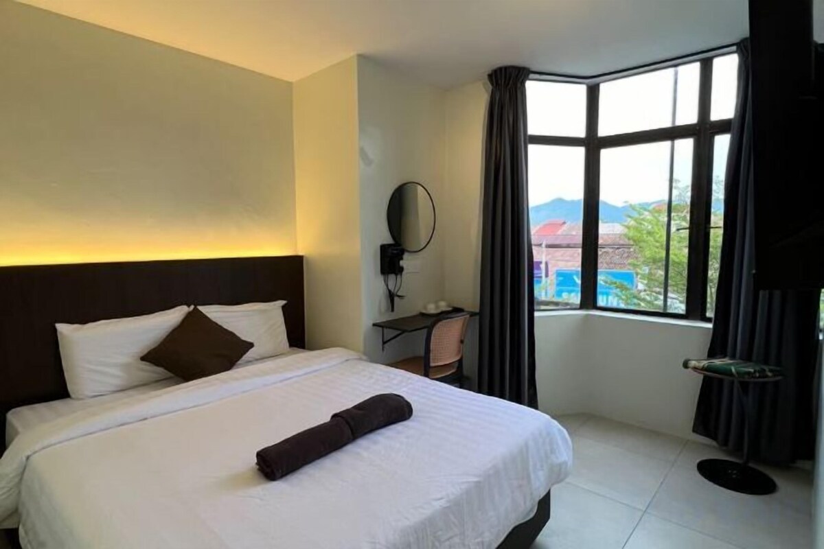 In-room safe, desk, iron/ironing board, free WiFi