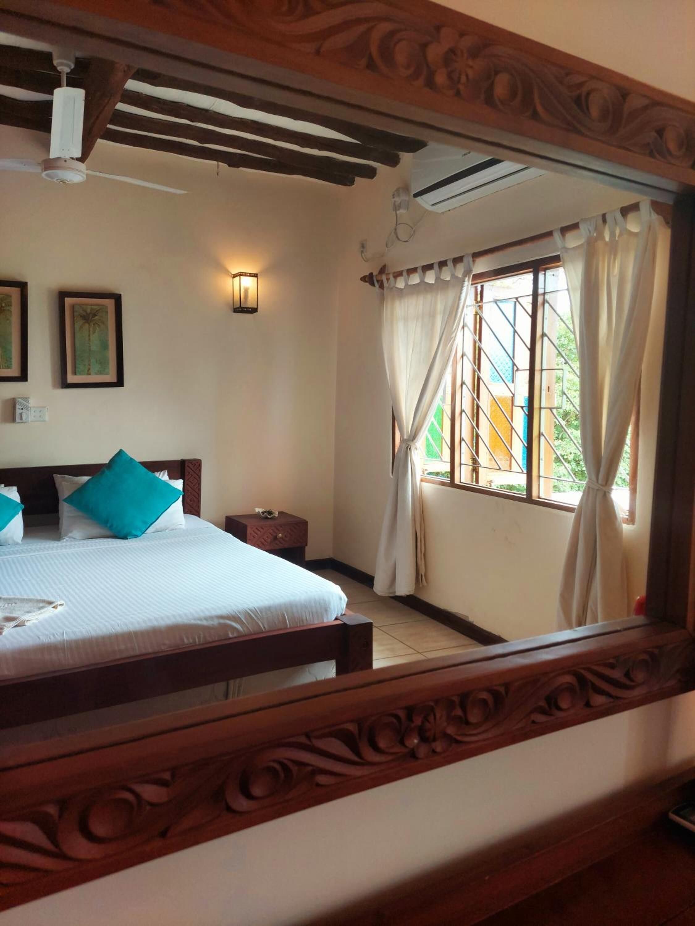 Premium bedding, in-room safe, individually decorated