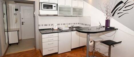 Studio Apartment | Dapur kecil pribadi | Lemari es, microwave, kompor, dan ketel listrik