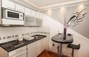 Studio Apartment | Özel küçük mutfak | Buzdolabı, mikrodalga fırın, set üstü ocak, elektrikli su ısıtıcısı 