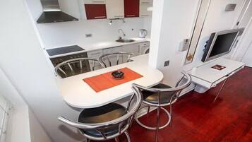 Apartment, 1 Bedroom | In-room dining