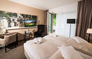 Dobbeltrom – superior | Minibar, safe på rommet, skrivebord og blendingsgardiner