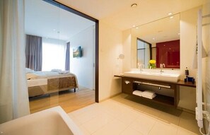 Suite | Bathroom | Hair dryer, bathrobes, towels - Hotel König Albert (Bad Elster)