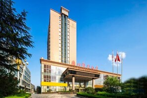 A multi-story hotel with a prominent entrance and flags. - Taishan Royal Hotel (Tai'an)